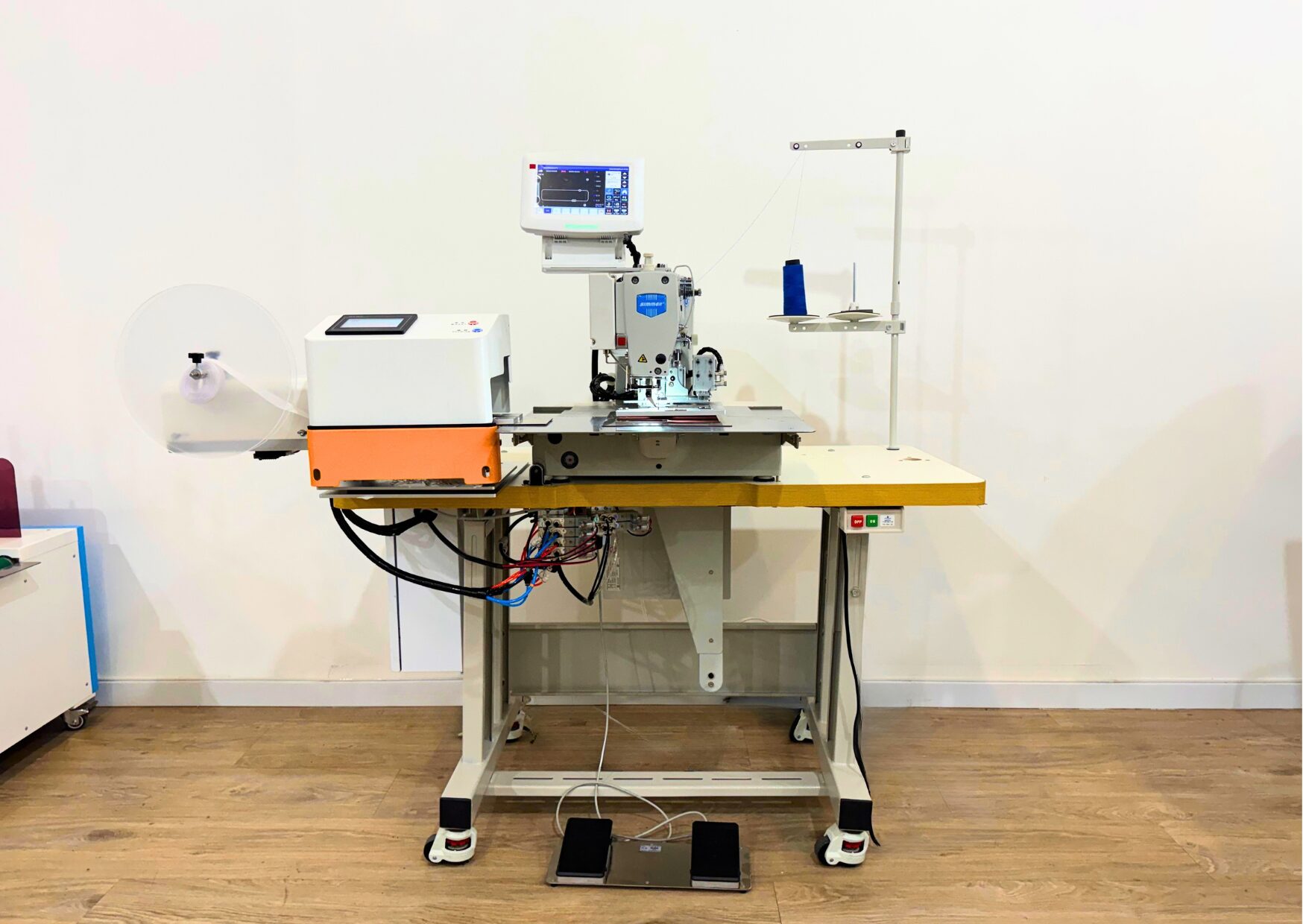 SM-2210-LAC – Máquina Automática para Aplicação de Velcro Simmer | Filigrana Eletrônica